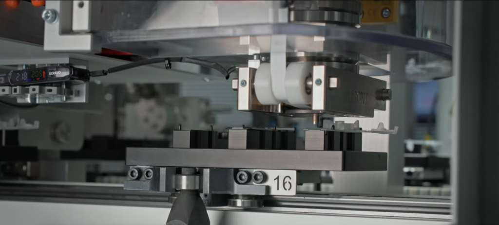 Medische componenten in montageproces binnen farmaceutische machine