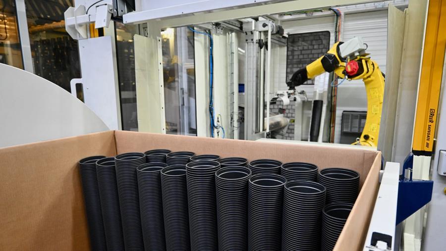 Industriële robot verpakt bloempotten