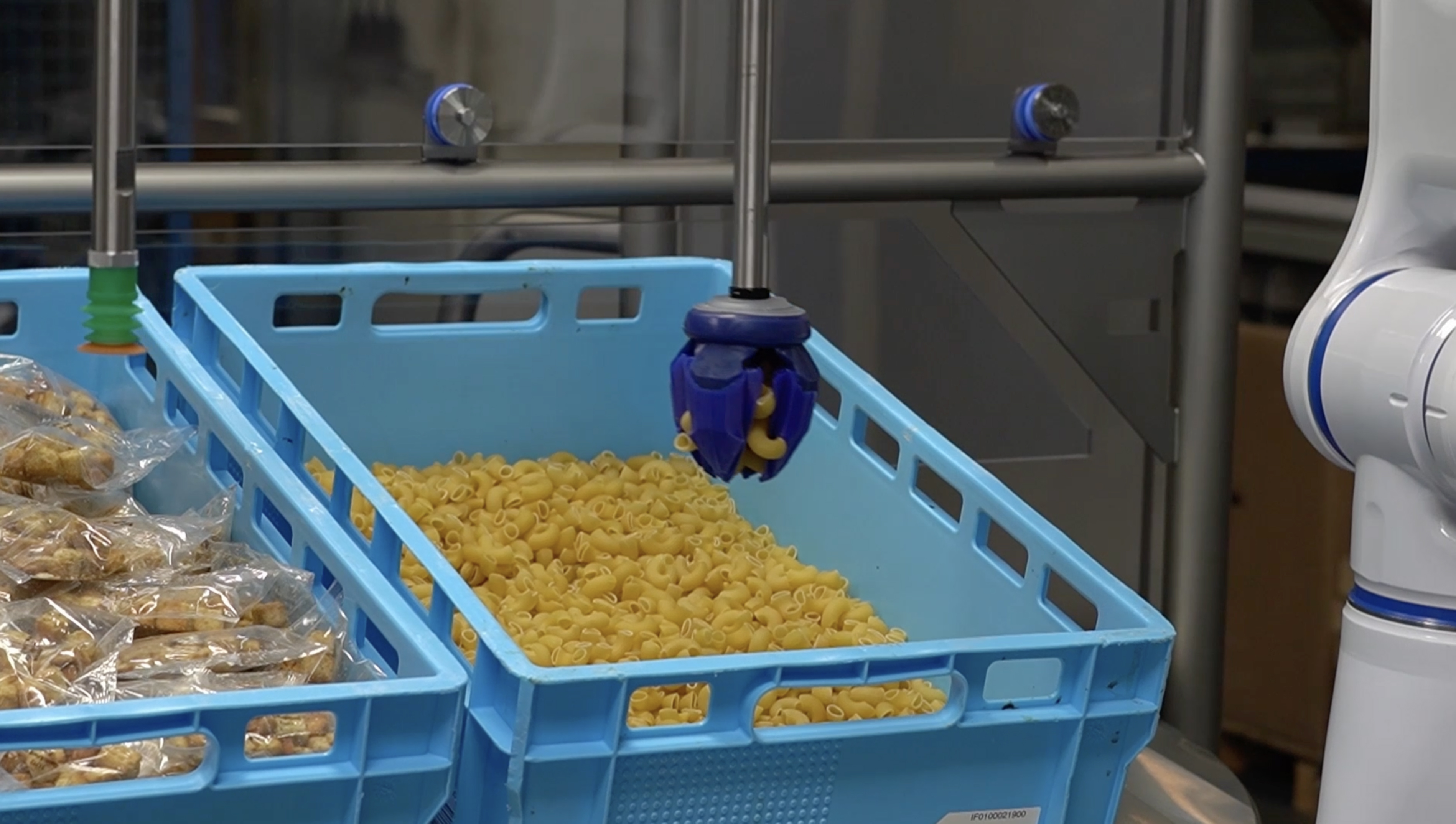 De Bin Pick Food Cell is voorzien van een geavanceerd vision-systeem dat objecten nauwkeurig herkent en positioneert