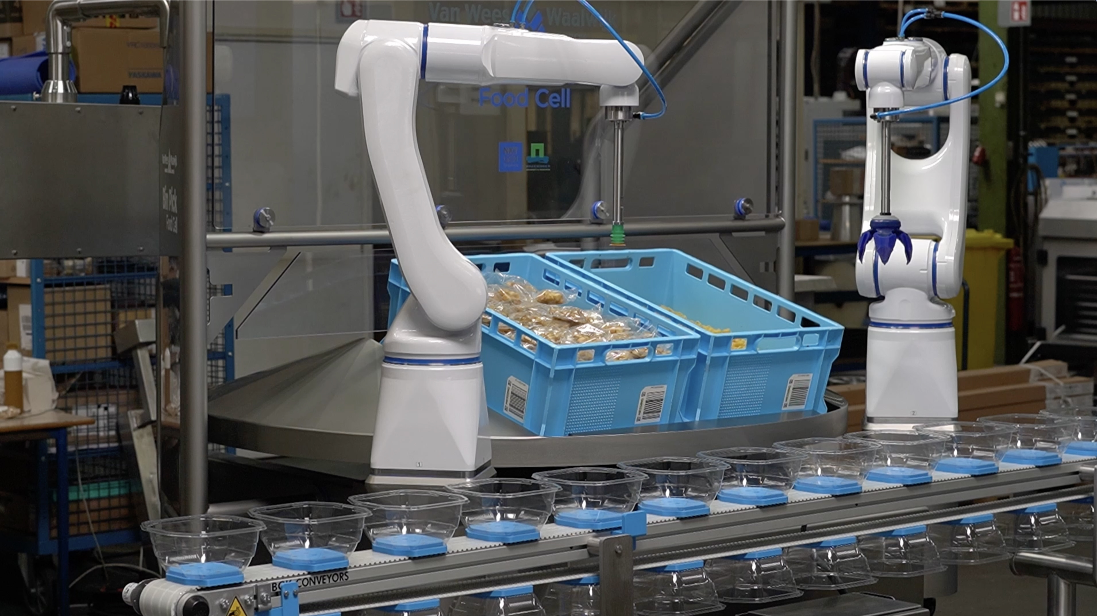 De Bin Pick Food Cell bestaat uit twee Yasaka HD7 robots